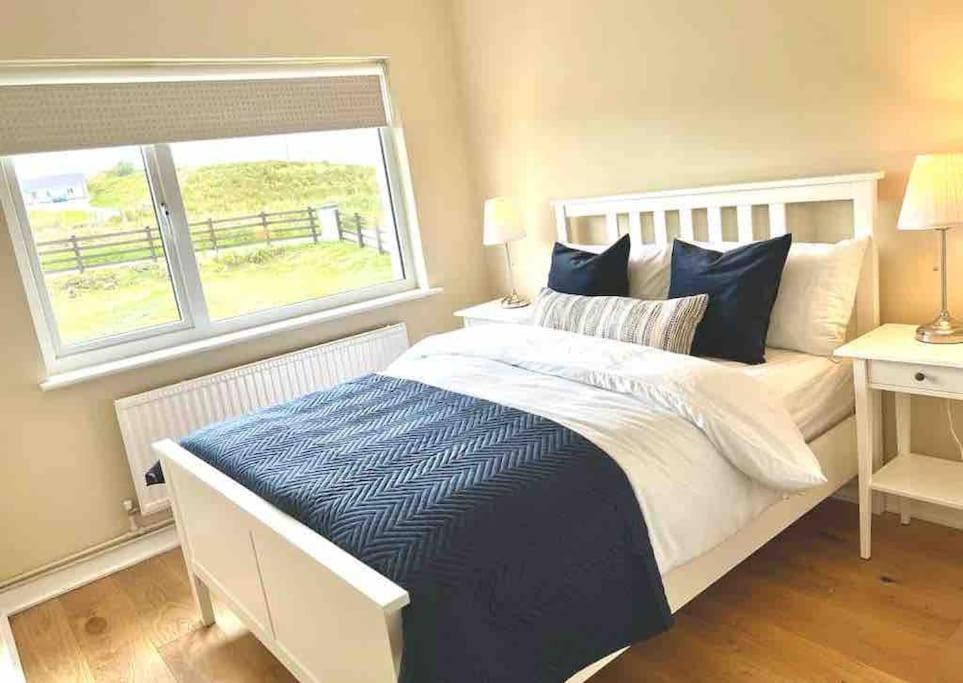 Donegal With Sea Views, Sleeps Six *